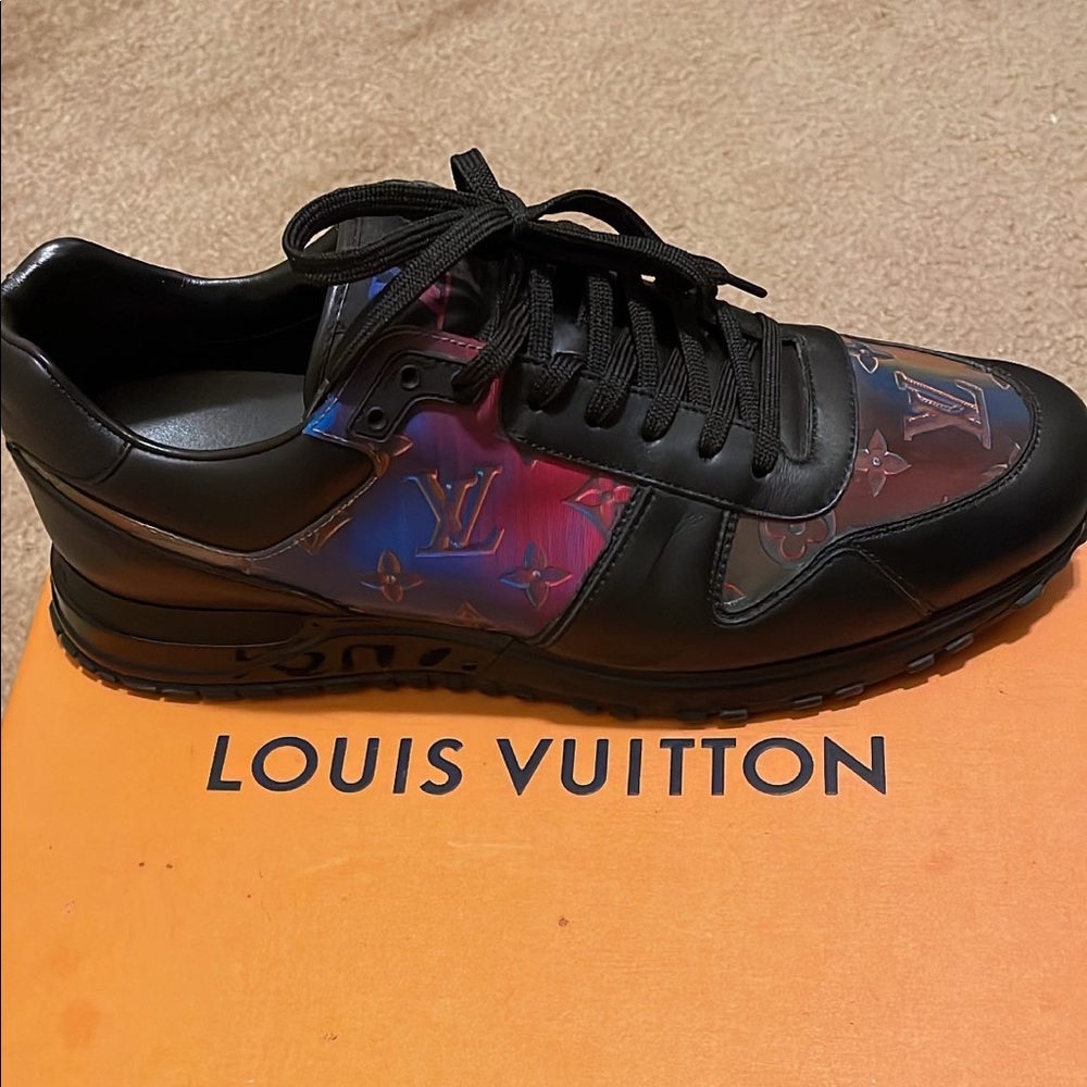 I’m selling my Louise sneakers size 10 black